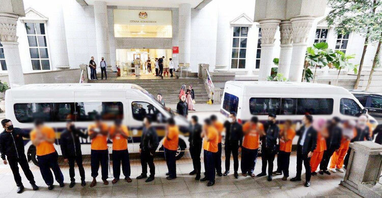 দুর্নীতির দায়ে মালয়েশিয়া ইমিগ্রেশনের কর্মকর্তাসহ ১২ জন রিমান্ডে