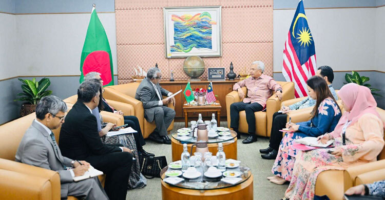 ড. ইউনূসের মালয়েশিয়া সফর ঘিরে কূটনৈতিক তৎপরতা জোরদার