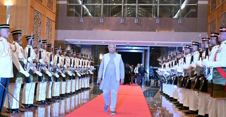 দেশের পথে প্রধান উপদেষ্টা