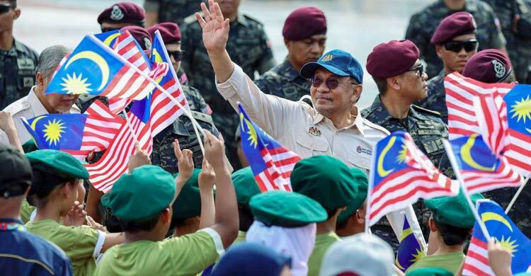 সম্পর্ক জোরদারে চীন সফরে মালয়েশিয়ার প্রধানমন্ত্রী আনোয়ার ইব্রাহিম