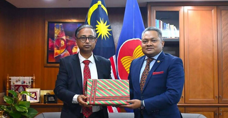 মালয়েশিয়ায় নবনিযুক্ত হাইকমিশনারের পরিচয়পত্র হস্তান্তর