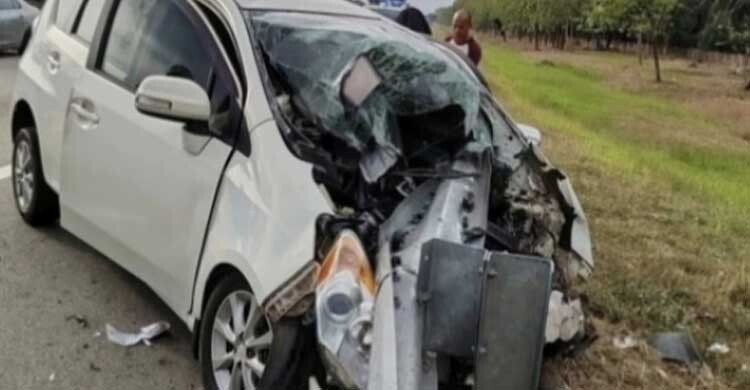 মালয়েশিয়ায় সড়ক দুর্ঘটনায় বাবার মৃত্যু, মেয়ে হাসপাতালে