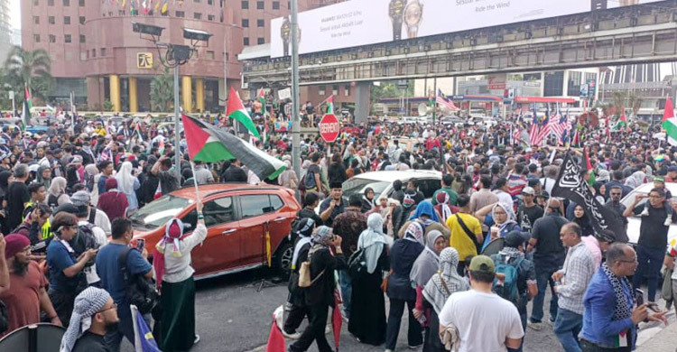 বৃষ্টি উপেক্ষা করে ইসরায়েলবিরোধী সমাবেশে হাজারও মানুষের ঢল