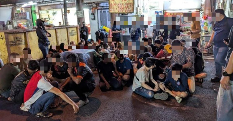 কুয়ালালামপুরে বিশেষ অভিযানে বাংলাদেশিসহ আটক ৯০