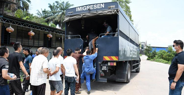 মালয়েশিয়ার কোটা ভারুতে বাংলাদেশিসহ ১১৪ অভিবাসী আটক