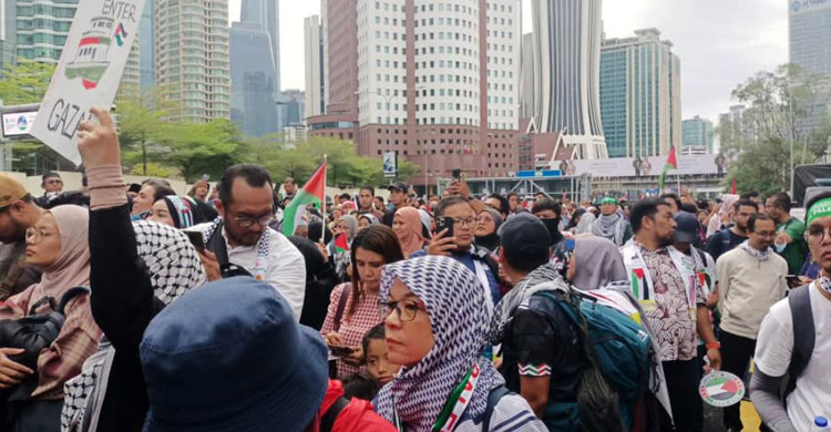 বৃষ্টি উপেক্ষা করে ইসরায়েলবিরোধী সমাবেশে হাজারও মানুষের ঢল