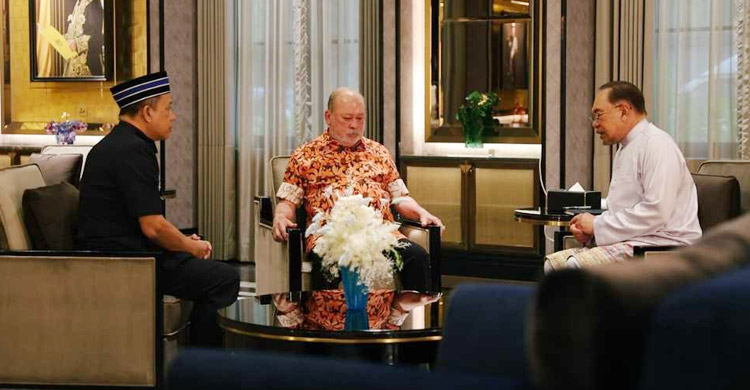 বৃষ্টি উপেক্ষা করে ইসরায়েলবিরোধী সমাবেশে হাজারও মানুষের ঢল