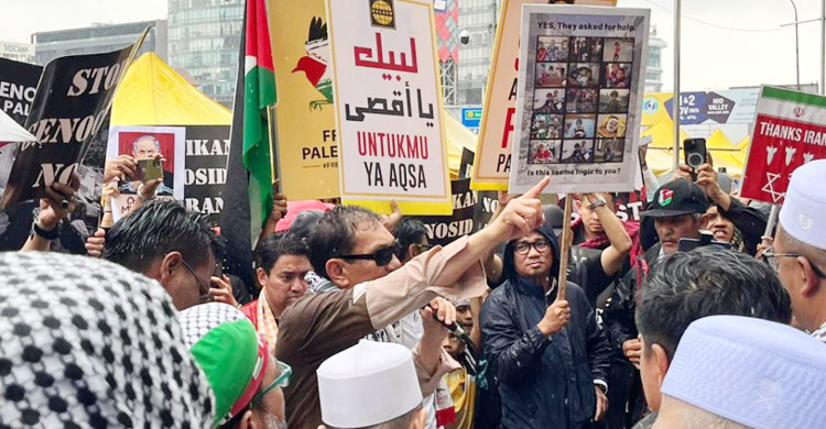 বৃষ্টি উপেক্ষা করে ইসরায়েলবিরোধী সমাবেশে হাজারও মানুষের ঢল