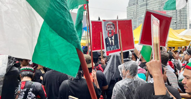 বৃষ্টি উপেক্ষা করে ইসরায়েলবিরোধী সমাবেশে হাজারও মানুষের ঢল