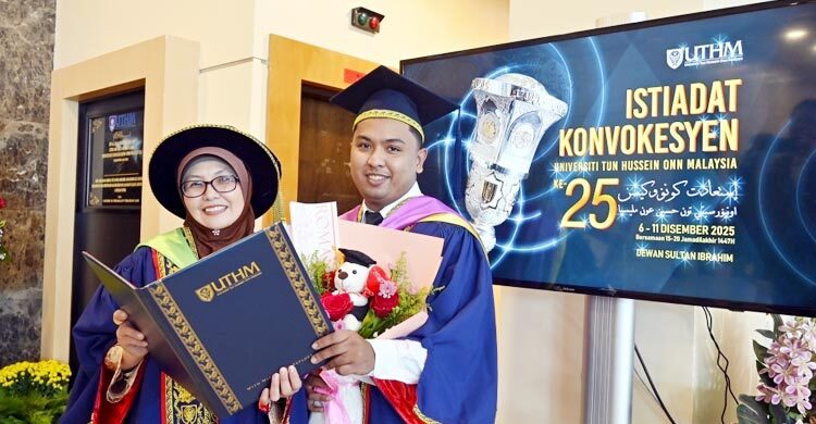 পরিবারের দীর্ঘদিনের স্বপ্ন এক ফ্রেমে