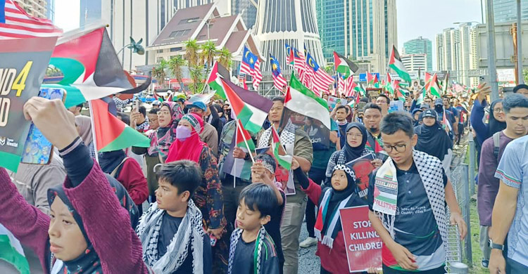 বৃষ্টি উপেক্ষা করে ইসরায়েলবিরোধী সমাবেশে হাজারও মানুষের ঢল