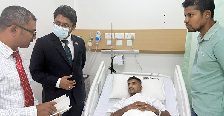 মালদ্বীপ প্রবাসী সেলিমকে বিমান টিকিট দিলো হাইকমিশন