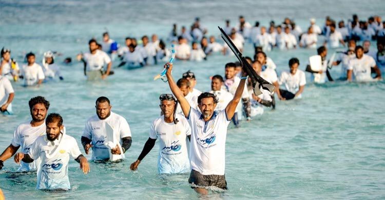 মালদ্বীপে একসঙ্গে ৬২৩ জনের ডাইভে বিশ্বরেকর্ড