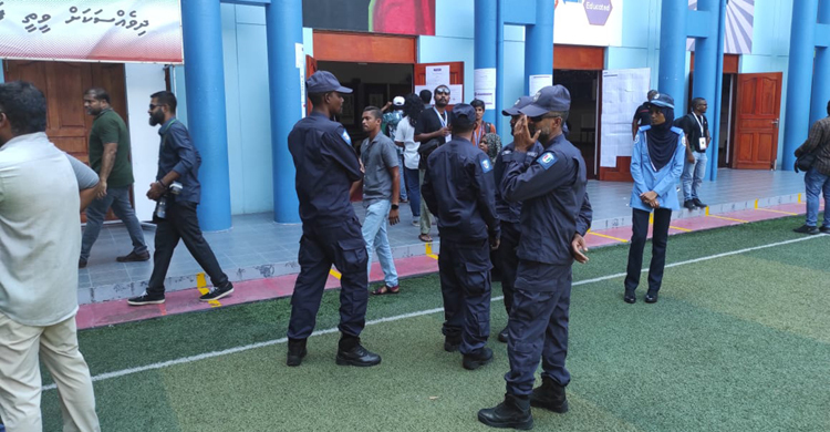 ভোট দিচ্ছে মালদ্বীপ