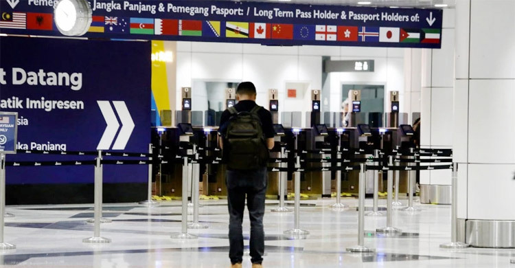 মালয়েশিয়ায় প্রবেশে ঘুষ, কর্মকর্তাসহ গ্রেফতার ৩০