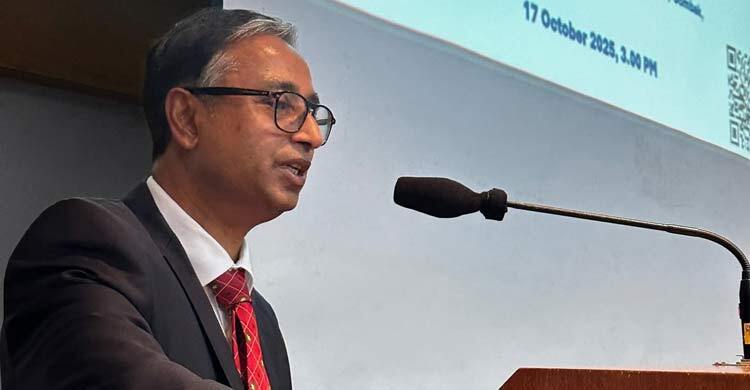 মালয়েশিয়ায় প্রবাসী শিক্ষার্থীদের মধ্যে স্মার্টকার্ড বিতরণ