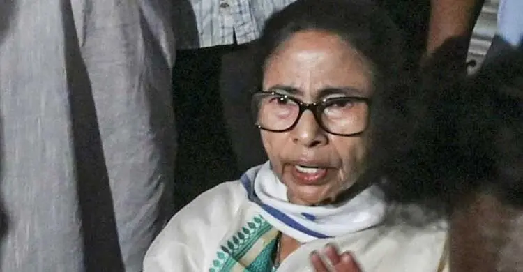 মমতার গাড়ি দেখেই ‘চোর-চোর’ স্লোগান বিজেপির