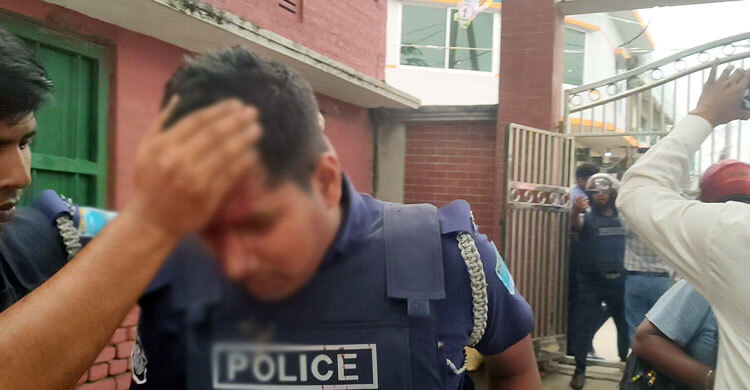 পুলিশের ওপর হামলার ঘটনায় মামলা, চেয়ারম্যানসহ আসামি ২ শতাধিক