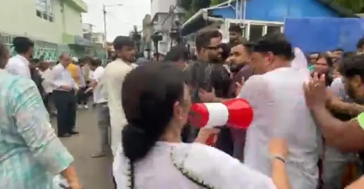 মেজাজ হারিয়ে নিজ দলের কর্মীকে চড়, মমতার মানসিক স্বাস্থ্য নিয়ে প্রশ্ন