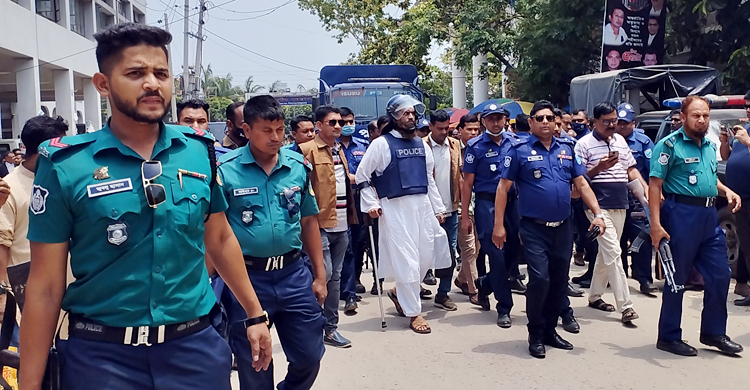 নীরব ভঙ্গিতে আদালতে উঠলেন মামুনুল হক