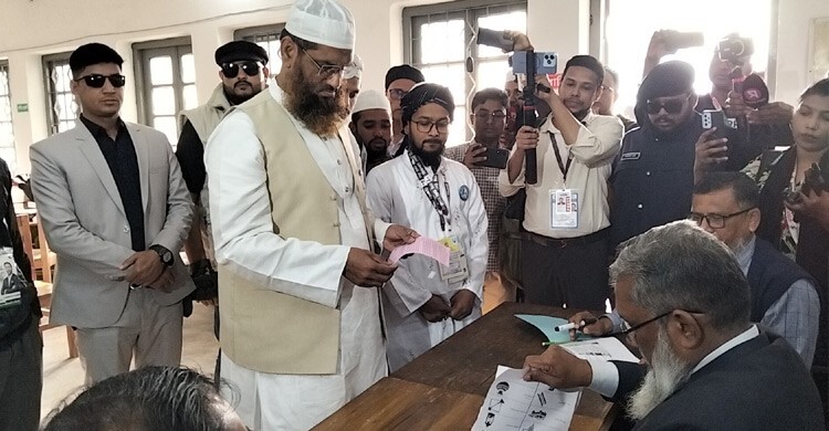 কেন্দ্রের বাইরে ভোটারদের ভয়ভীতি দেখানো হচ্ছে: মামুনুল হক