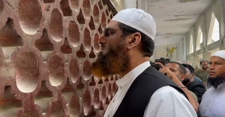 শহীদ হাদির কবর জিয়ারত করলেন মামুনুল হক