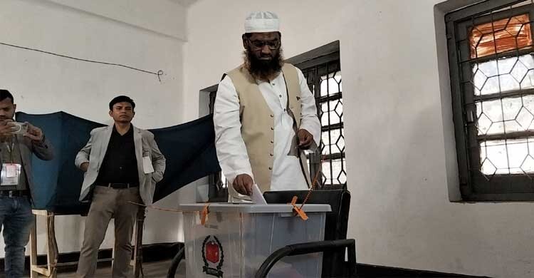 ভোট দিলেন মামুনুল হক