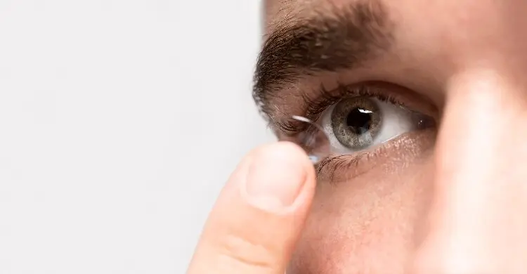 কন্টাক্ট লেন্স পরা অবস্থায় অজু শুদ্ধ হবে?