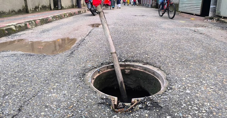 ফিউচার পার্কের সামনে ম্যানহোলের ঢাকনা চুরি, বিঘ্নিত যান চলাচল