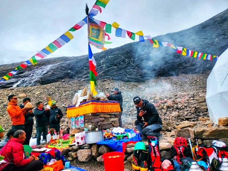 মানাসলু পর্বতে কৃত্রিম অক্সিজেনহীন প্রথম বাংলাদেশি বাবর