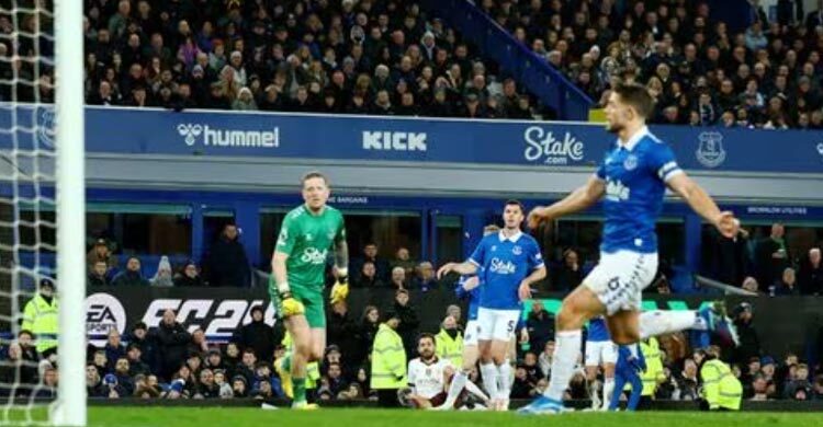 Man City earn comeback win at Everton to go fourth