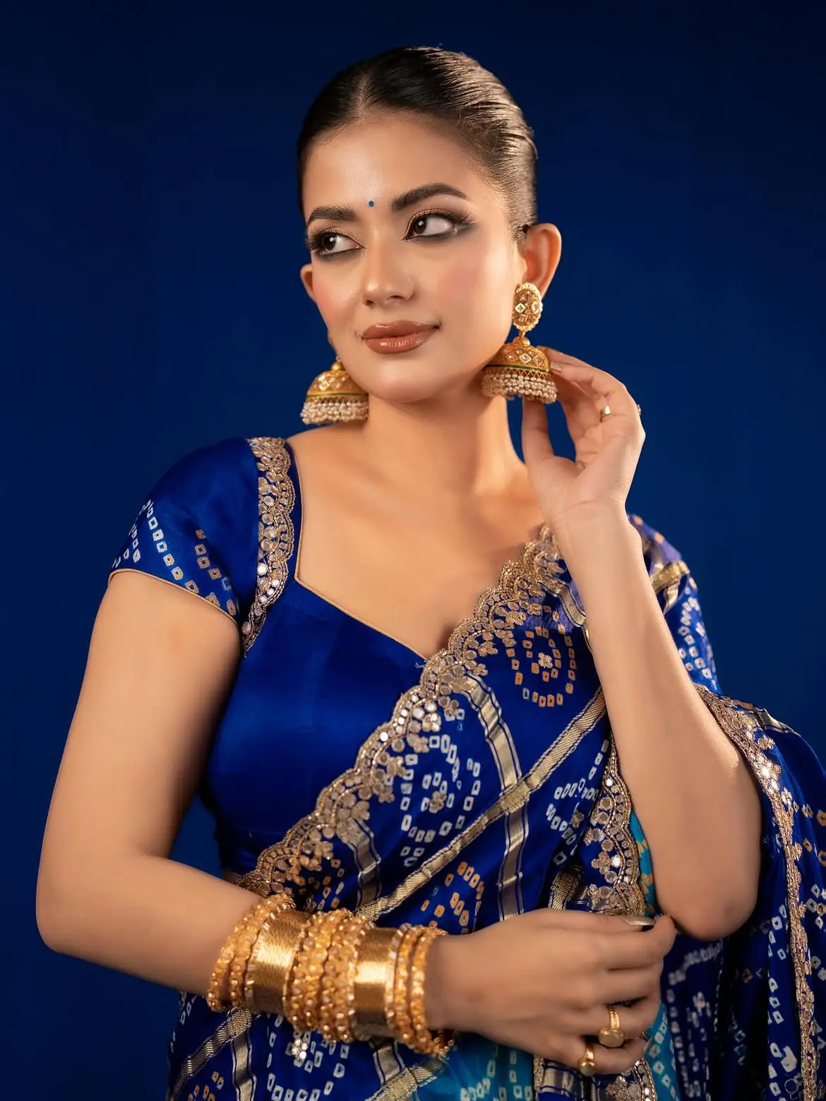 শাড়ি-খোঁপা-গয়নায় অপরূপ মন্দিরা