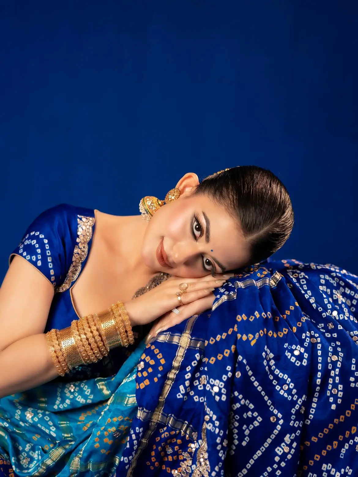 শাড়ি-খোঁপা-গয়নায় অপরূপ মন্দিরা