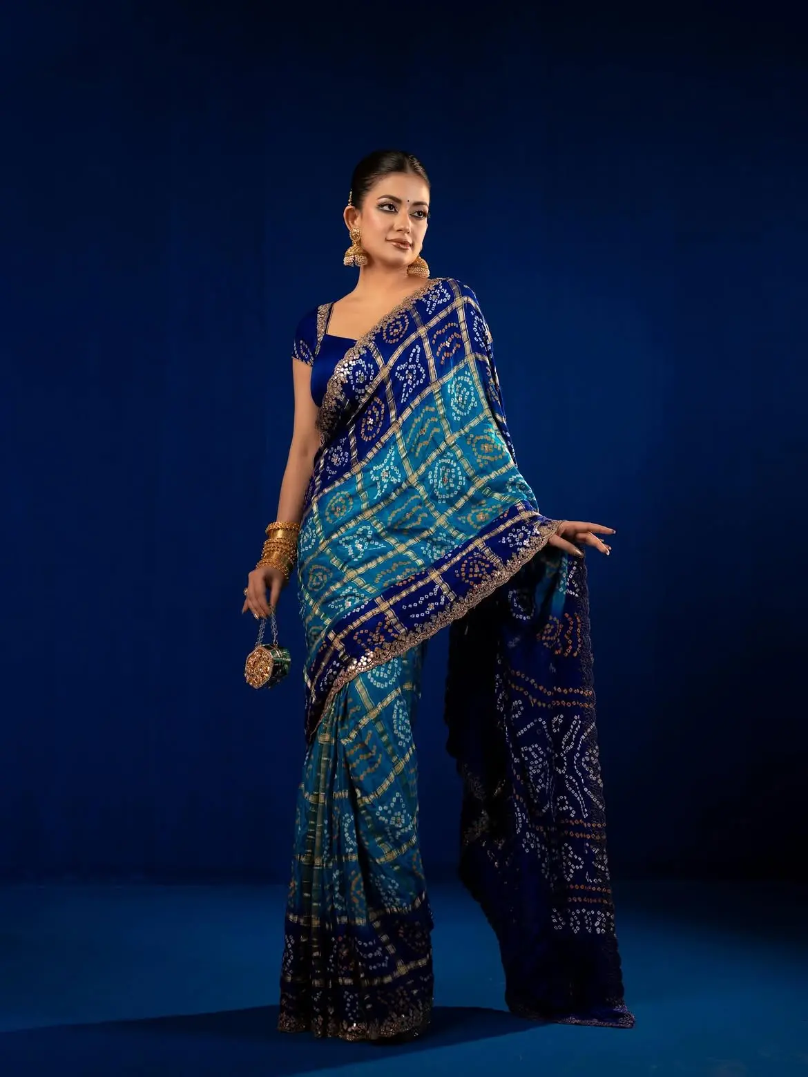 শাড়ি-খোঁপা-গয়নায় অপরূপ মন্দিরা