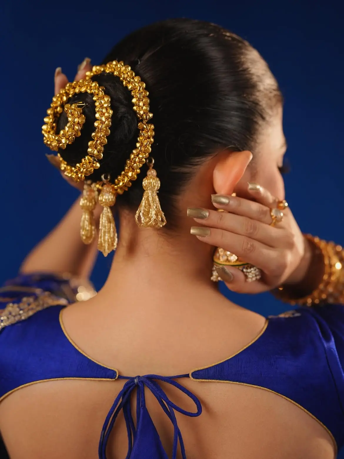 শাড়ি-খোঁপা-গয়নায় অপরূপ মন্দিরা