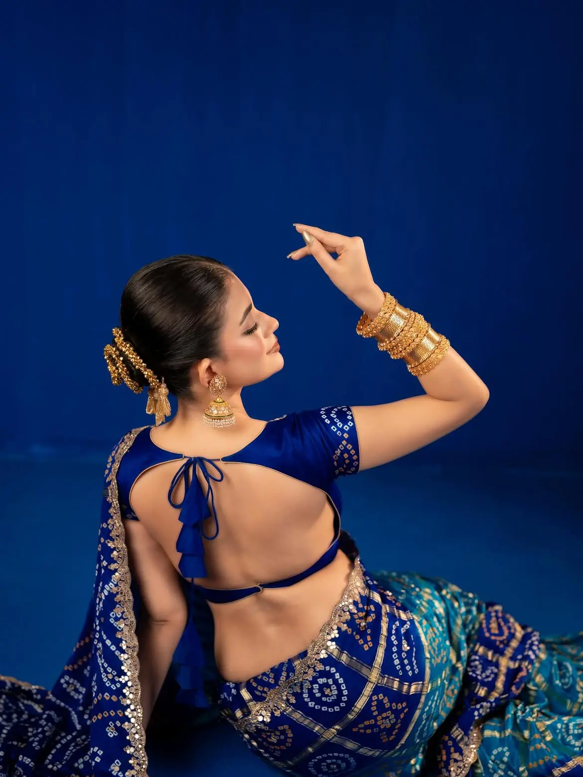 শাড়ি-খোঁপা-গয়নায় অপরূপ মন্দিরা