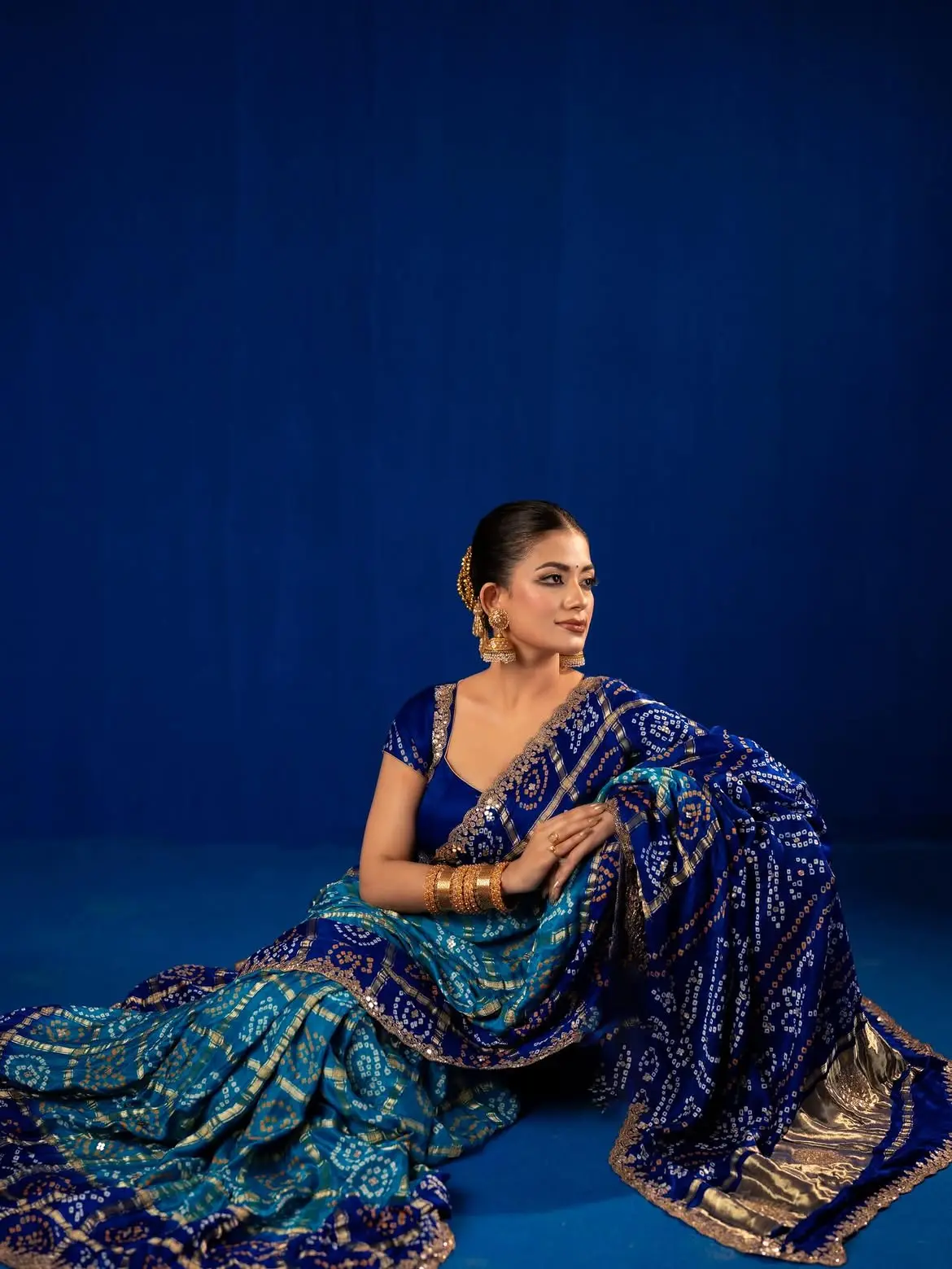 শাড়ি-খোঁপা-গয়নায় অপরূপ মন্দিরা