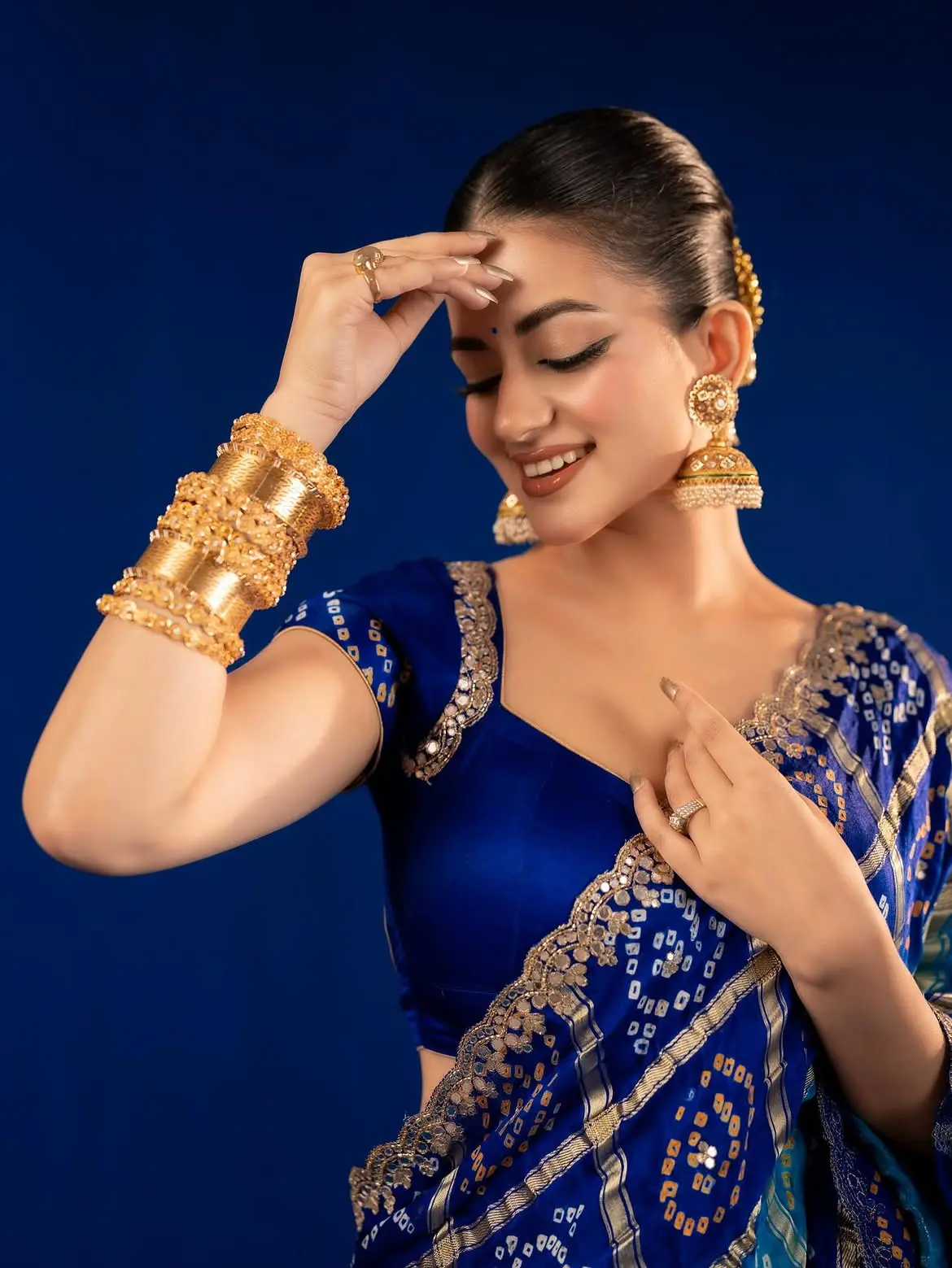 শাড়ি-খোঁপা-গয়নায় অপরূপ মন্দিরা