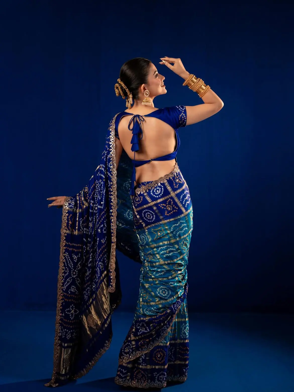 শাড়ি-খোঁপা-গয়নায় অপরূপ মন্দিরা