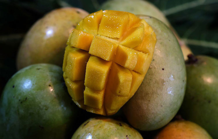 মিষ্টি ও রসালো আম চিনবেন যেভাবে