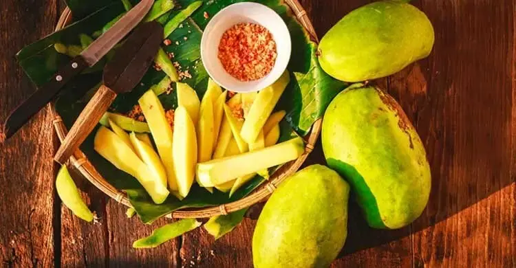 কাঁচা আম খেলে শরীরে কী হয়? উপকার ও সতর্কতা