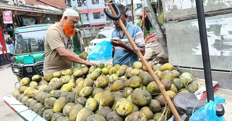 ফুরিয়ে যাচ্ছে আম, চড়া দাম