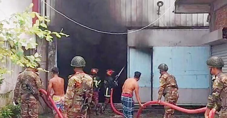 মানিকগঞ্জে প্লাস্টিক কারখানায় আগুন, ৬০ কোটি টাকা ক্ষতির দাবি