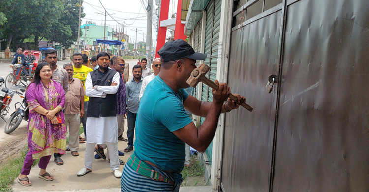 জমি নিয়ে জেলা পরিষদ-পৌরসভা বিরোধ, তালা ভেঙে গ্যারেজে ঢুকলেন মেয়র