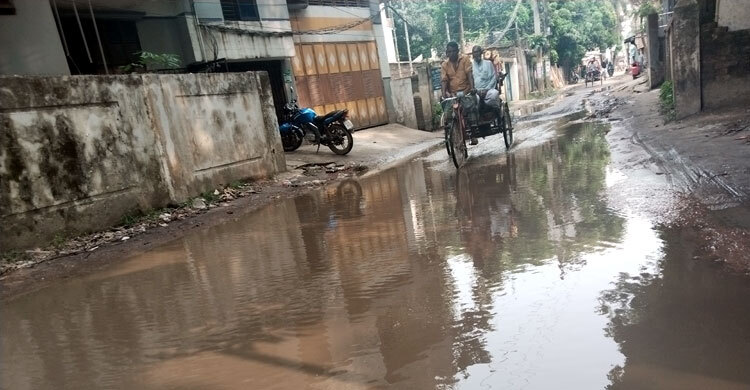 বৃষ্টি হলেই সড়কে হাঁটুপানি, ভোগান্তি চরমে