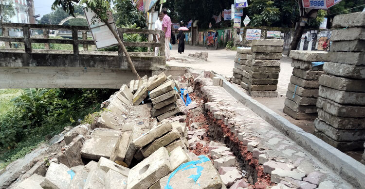 কাজ শেষ হওয়ার আগেই খুলে পড়ছে সিসি ব্লক