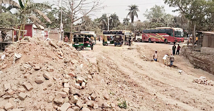 শেষ হয়নি মেরামত, ঈদযাত্রায় ভোগান্তির শঙ্কা পাটুরিয়া ফেরিঘাটে