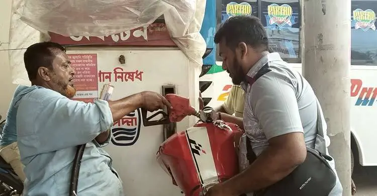 মোটরসাইকেলের ট্যাংকি হাতে ৫ কিলোমিটার পাড়ি দিয়ে তেল নিলেন যুবক