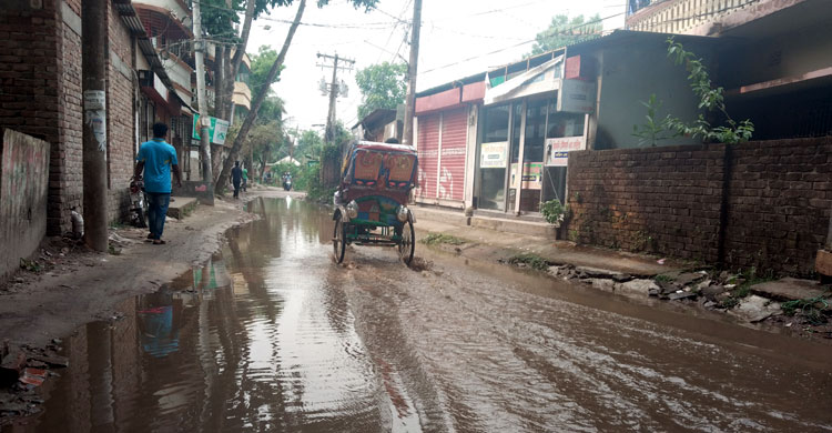 বৃষ্টি হলেই সড়কে হাঁটুপানি, ভোগান্তি চরমে