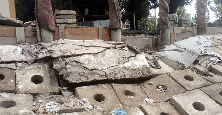 কাজ শেষ হওয়ার আগেই খুলে পড়ছে সিসি ব্লক